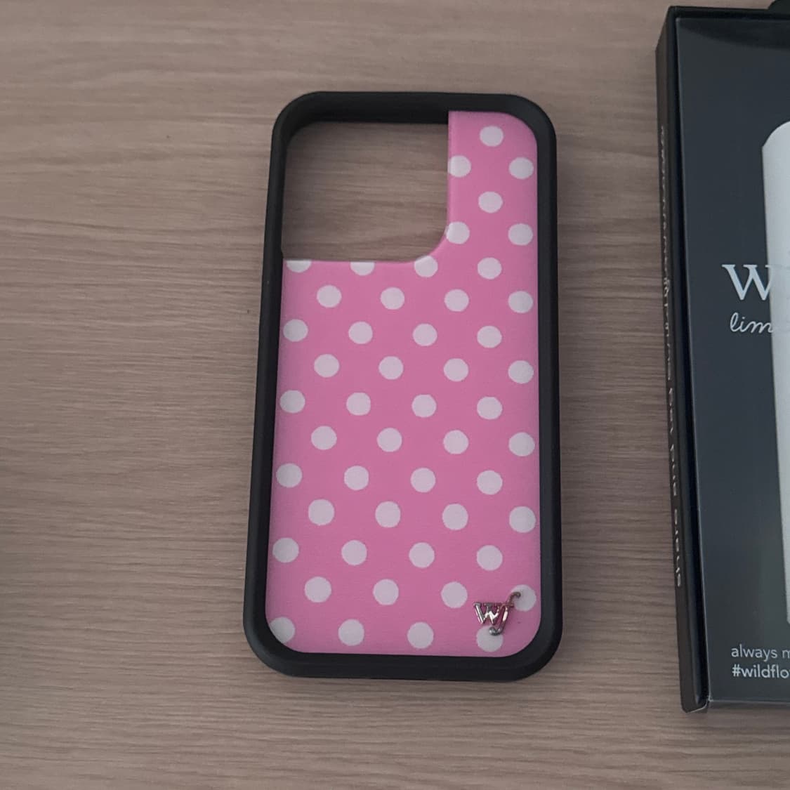 Wildflower 와일드플라워 Polka Dot 아이폰 15프로 케이스 상품이미지2