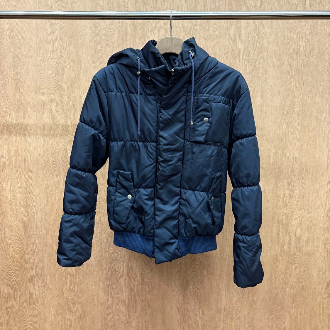 돌체앤가바나 후드 패딩 점퍼 소매 메탈 플레이트 로고 디테일 네이비 상품이미지2