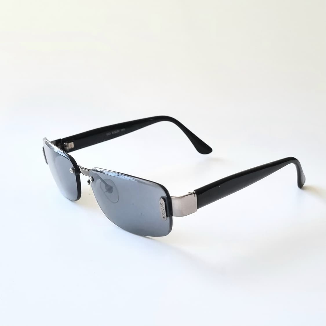 데드스탁 Y2K 무드 얼굴 라인을 살려주는 무테 슬림 선글라스 상품이미지3