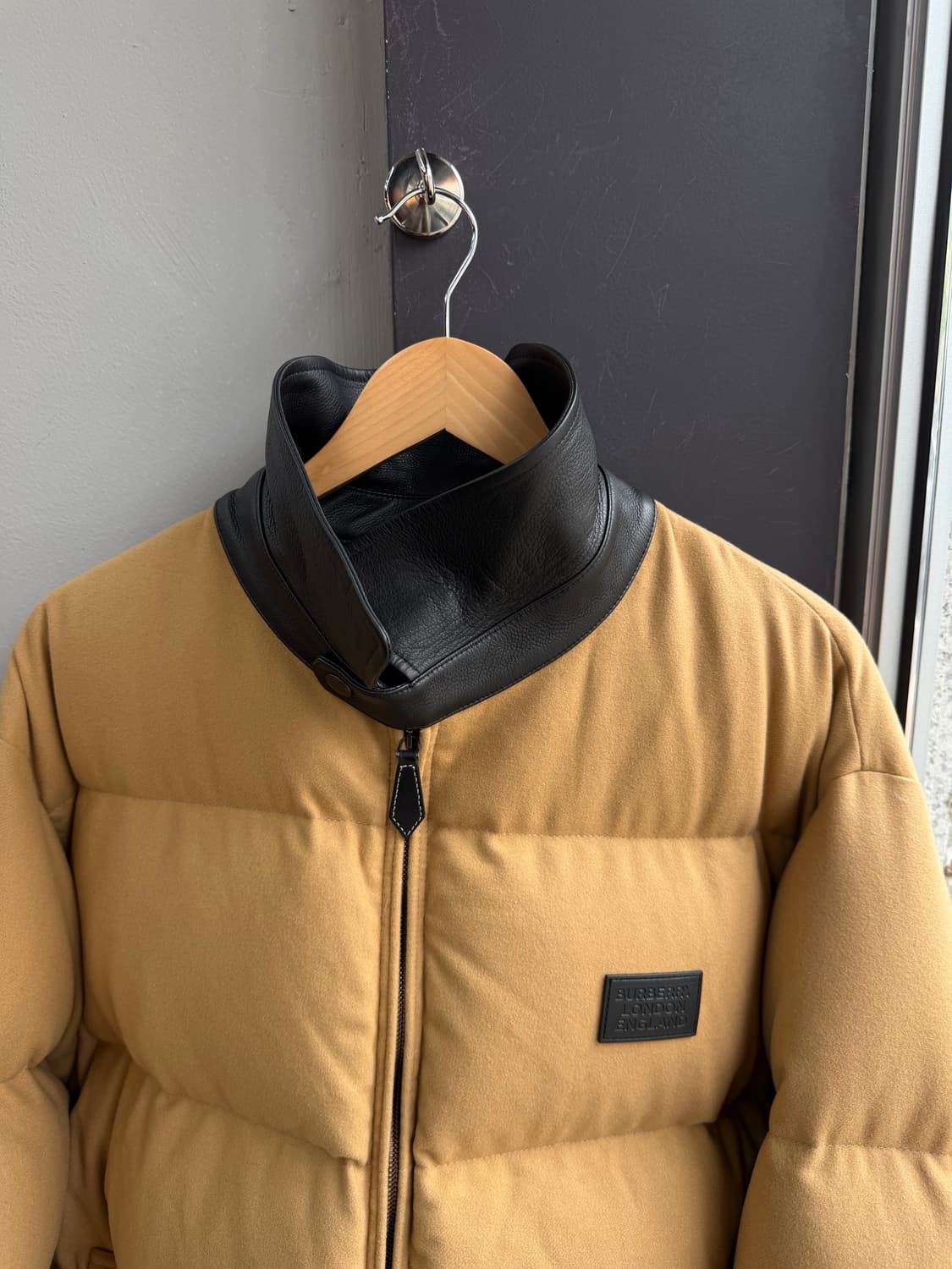 XXL/ 버버리 24FW 레더카라 캐시미어 구스패딩 상품이미지8
