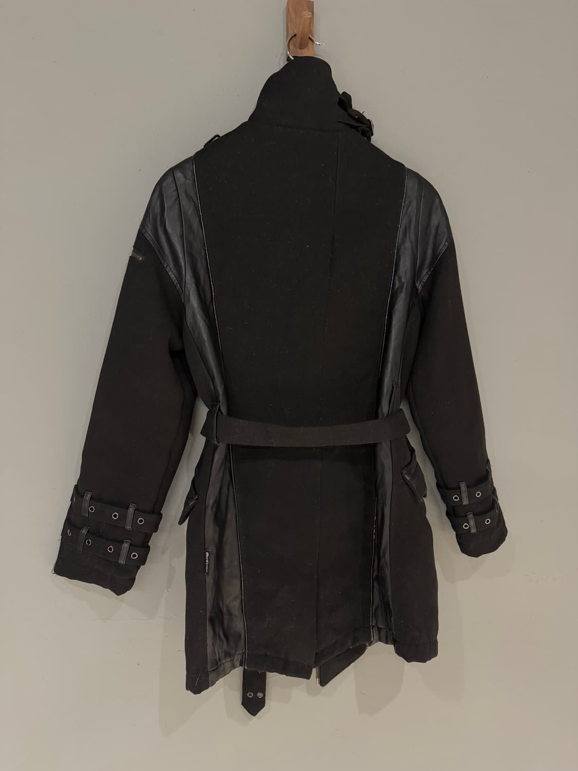 Ozz Croce 벨티드 디테일 레더 포인트 하이넥 자켓 상품이미지6