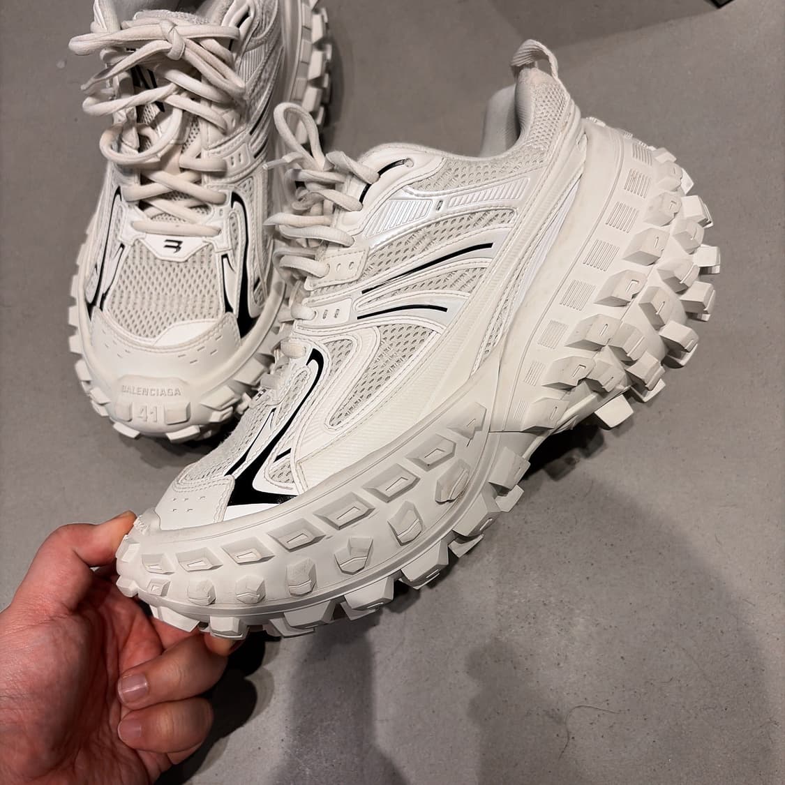 (정품/새상품) 발렌시아가 남성 라이트베이지 디펜더 바운서 스니커즈 상품이미지1