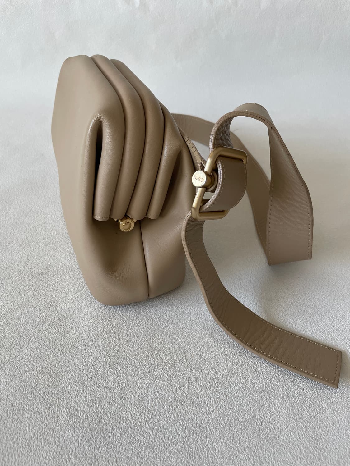 오소이(OSOI) 레더 브로트백 상품이미지3