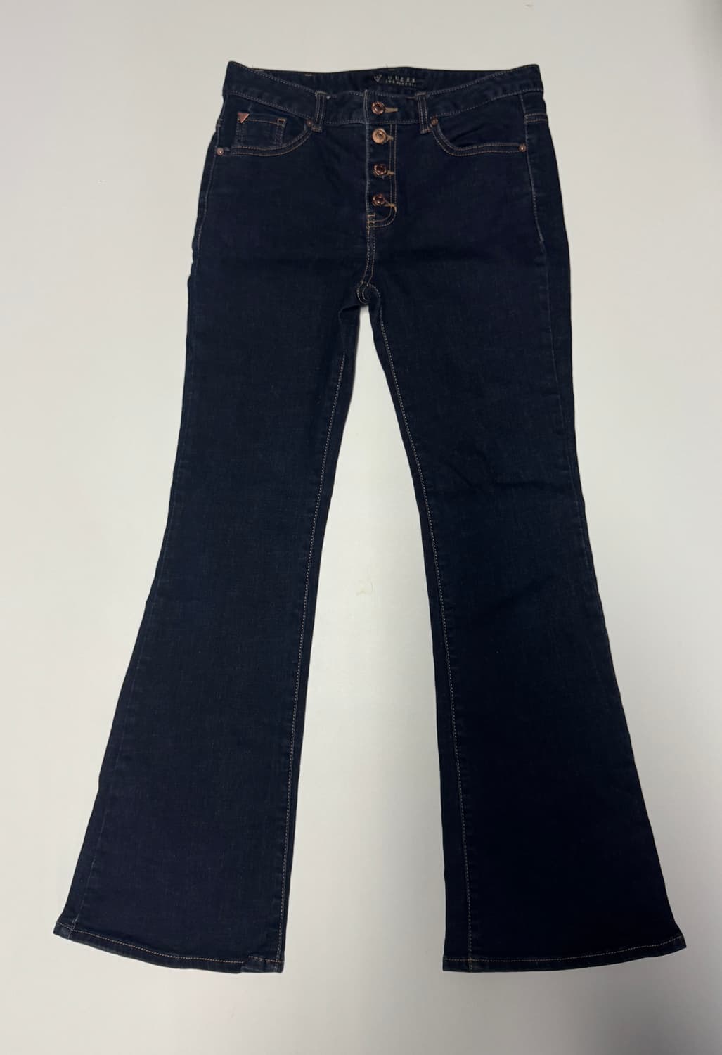 여성 Guess 게스 진청 생지 부츠컷 버튼 데님팬츠 29.1인치 상품이미지1