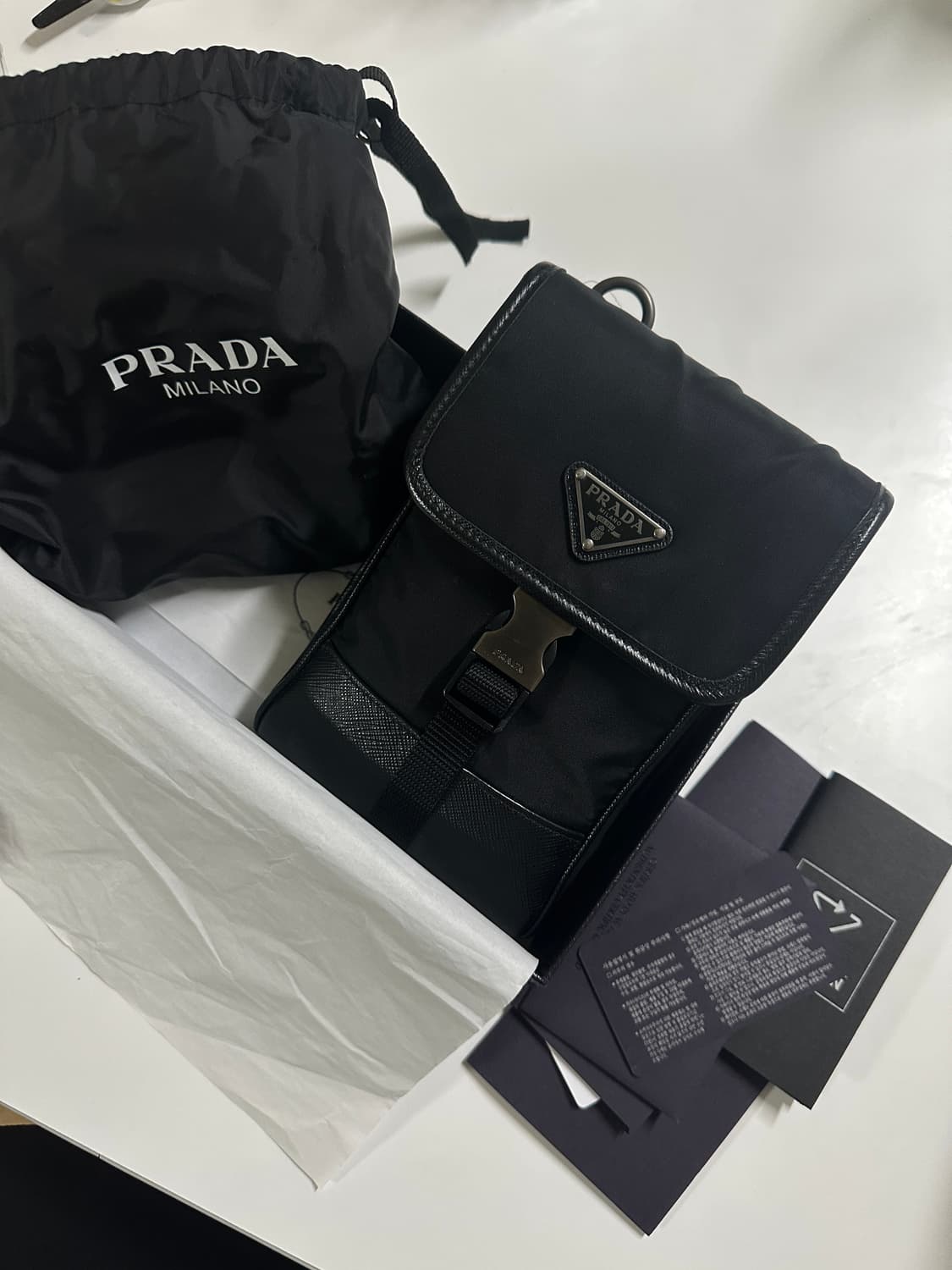 프라다 리나일론 사파이노 레더 스마트폰 케이스 블랙 미니 크로스백 상품이미지1