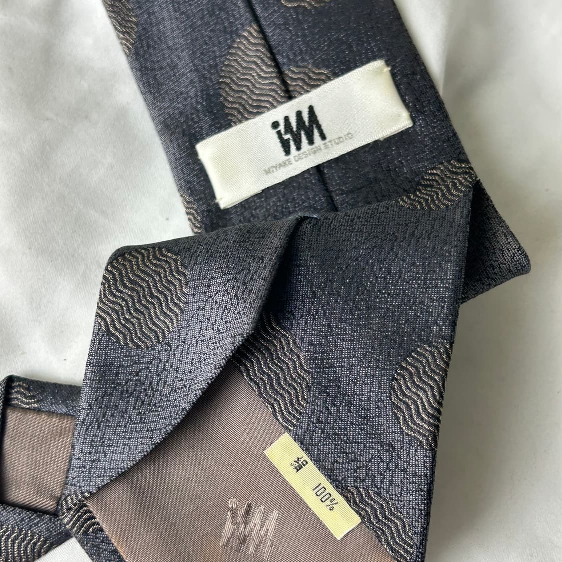 [ISSEY MIYAKE] 이세이미야케 웨이브 도트 패턴 실크 넥타이 상품이미지3