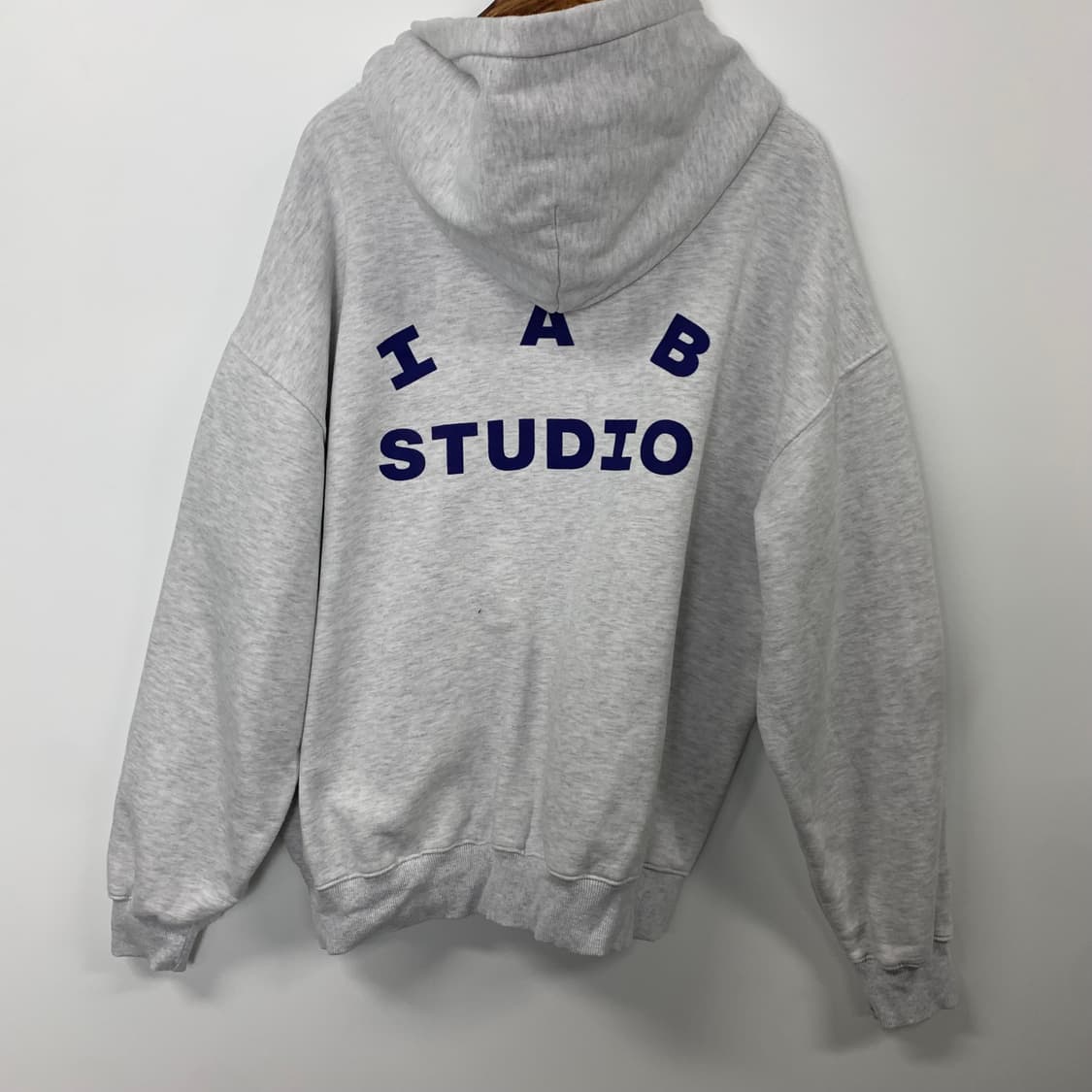 아이앱스튜디오 빅로고 라이트그레이 후드티 상품이미지4