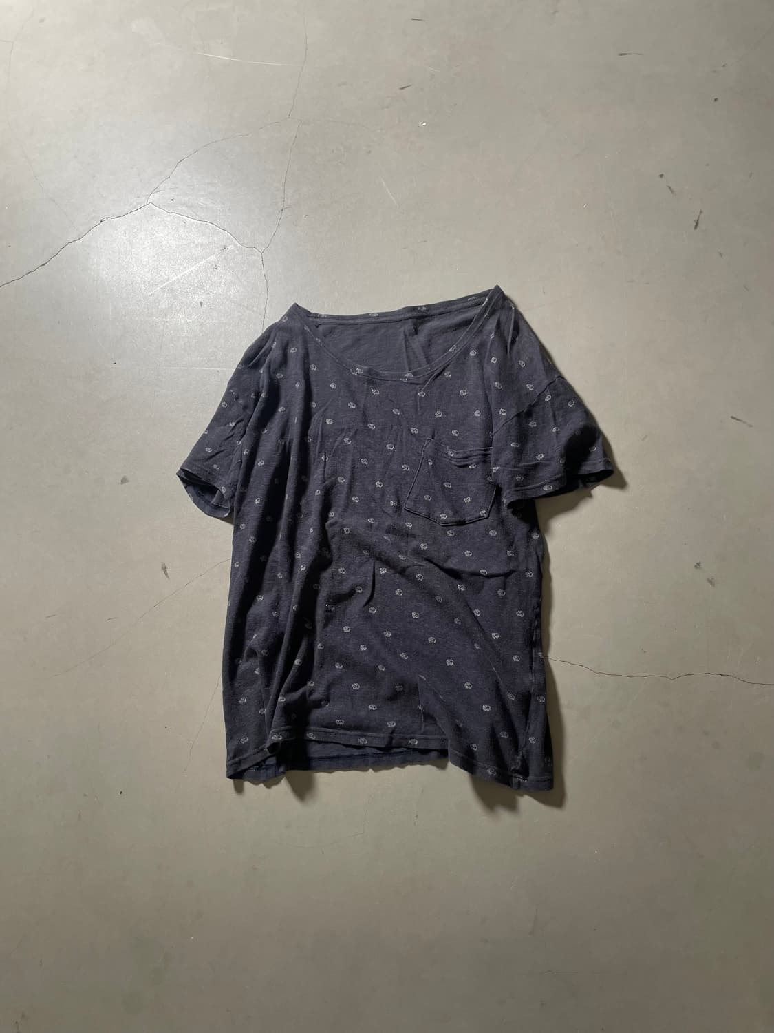 캐피탈 패턴 포켓 티 상품이미지1