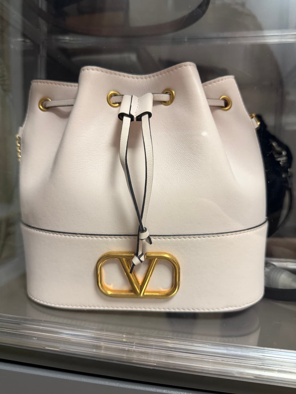 발렌티노 브이 버킷백 화이트 상품이미지2