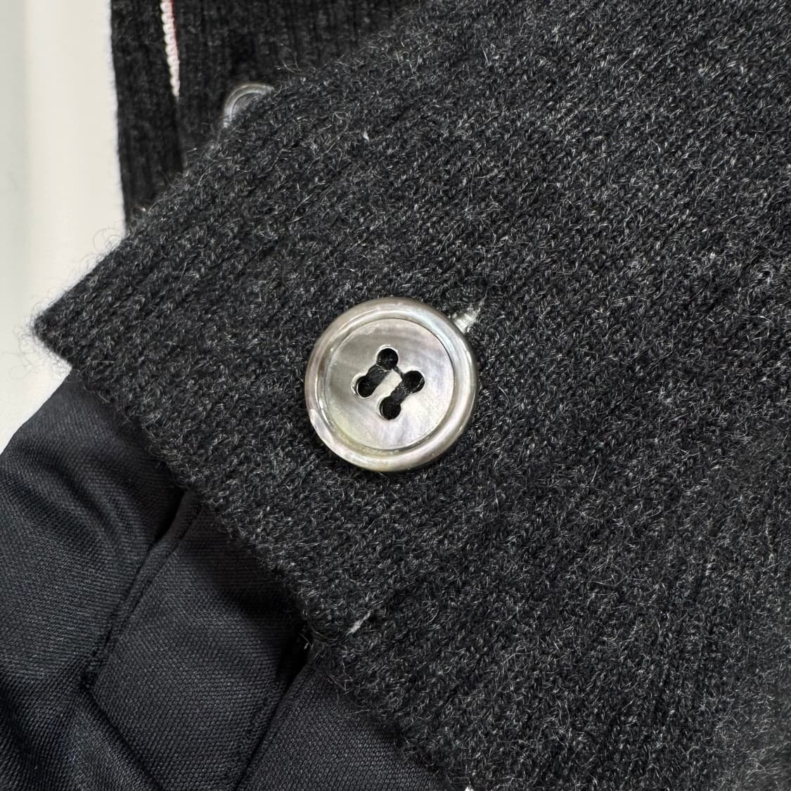 [42사이즈] 톰브라운 사선완장 캐시미어 가디건 (FKC001A) 상품이미지6