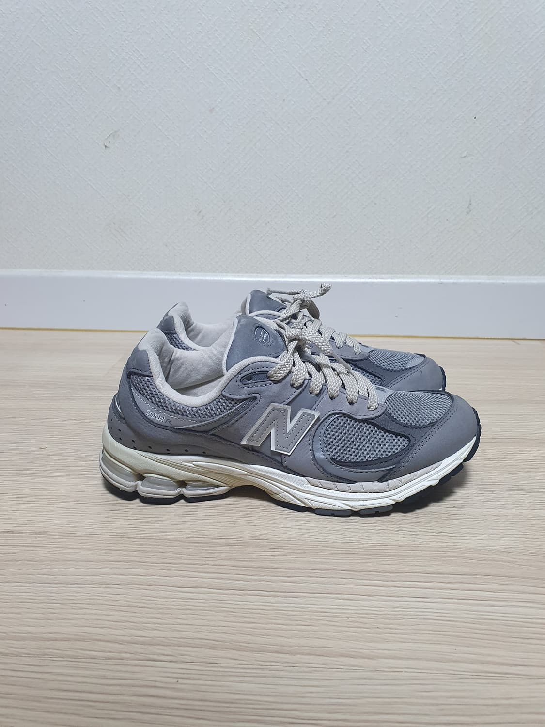 뉴발란스 2002R 그레이 운동화 250 상품이미지1