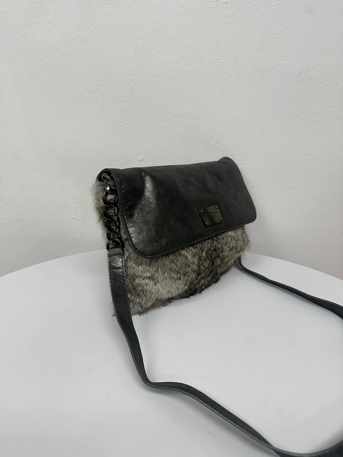 마이클코어스 y2k 토끼퍼 송치 체인 크로스바디 숄더백 상품이미지2