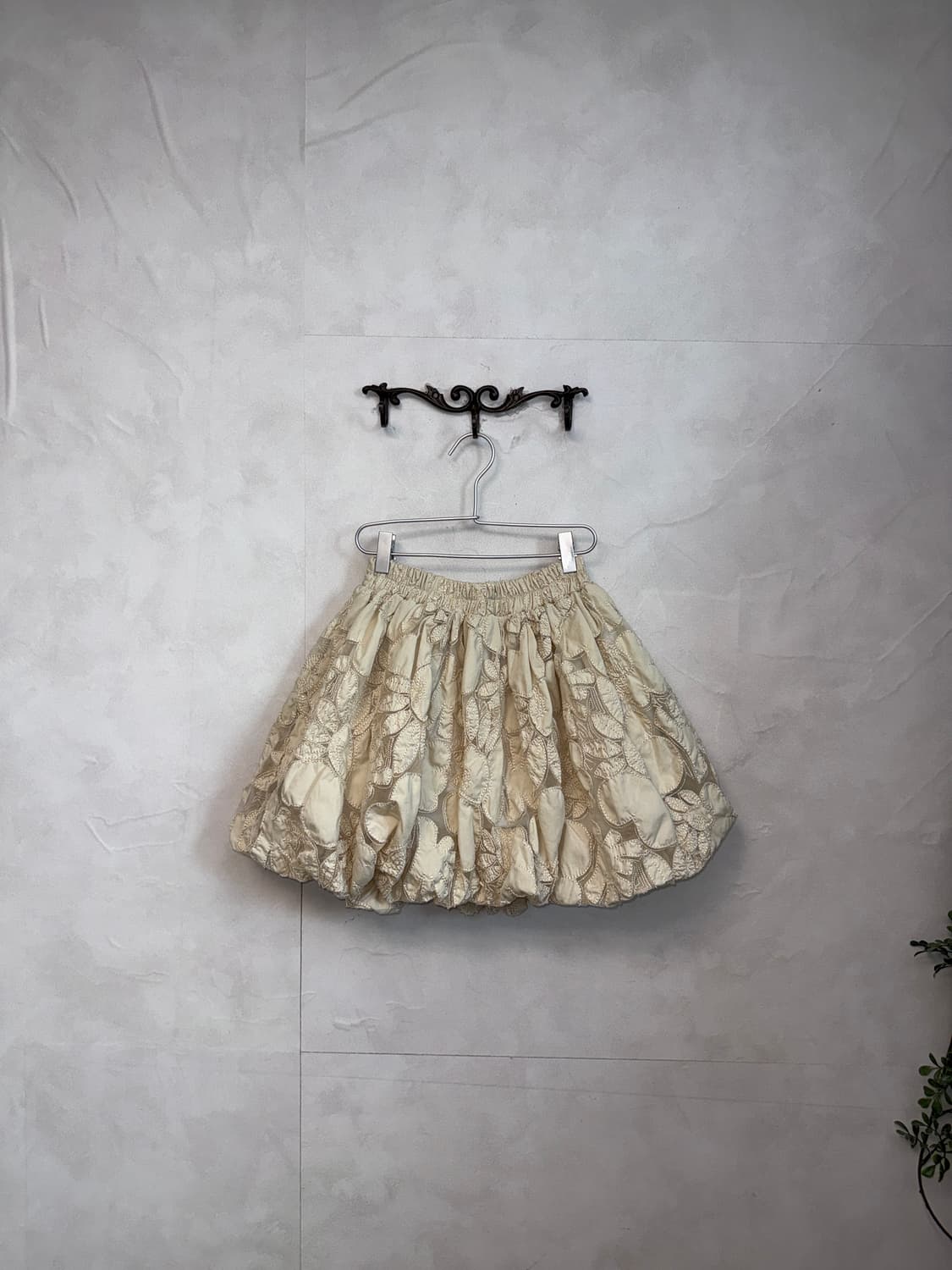 Ivory flower embossed balloon skirt 상품이미지1