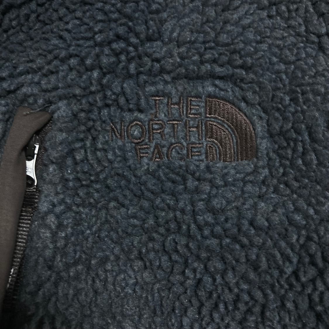 노스페이스 스몰 로고 사이드 패치 차콜 쉐르파 자켓 상품이미지4