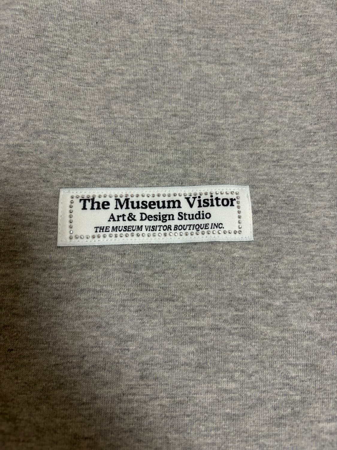 더뮤지엄비지터 실버 큐빅 스터드 로고 티셔츠 그레이 상품이미지3