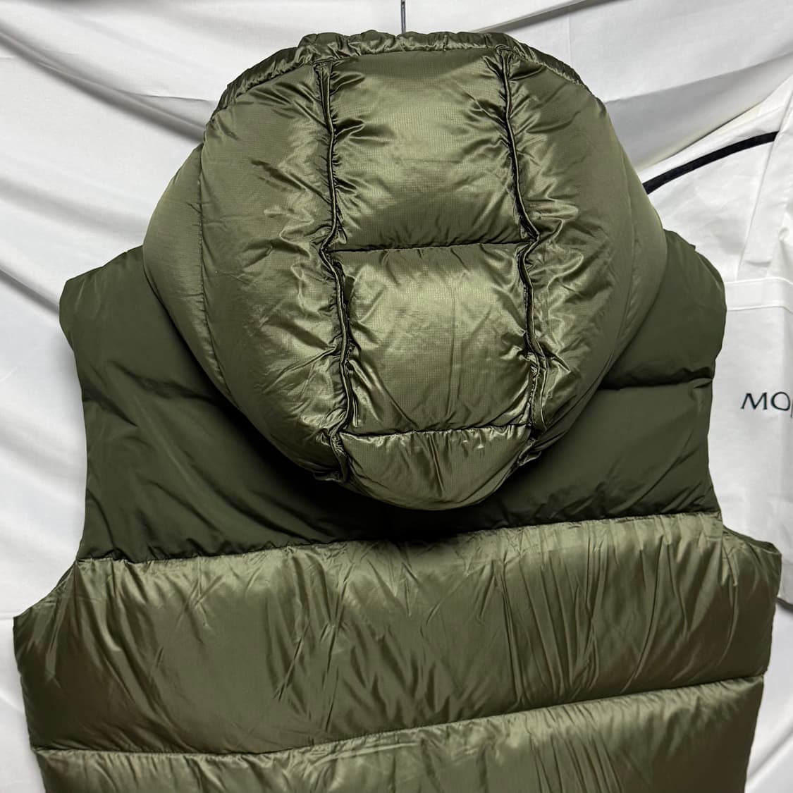 [S+급/5] 23FW 몽클레어 아우스트 질레 후드 조끼패딩 올리브 그린 상품이미지6