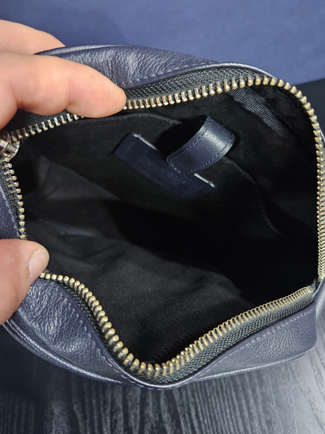 코치 네이비 남성 가죽 크로스백  상품이미지10