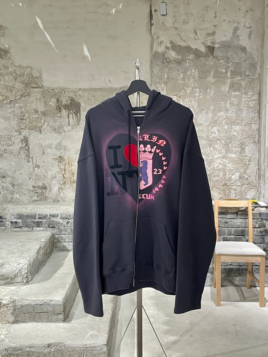 더 뮤지엄 비지터 차콜 하트 하프 엠블럼 후디 집업 상품이미지1