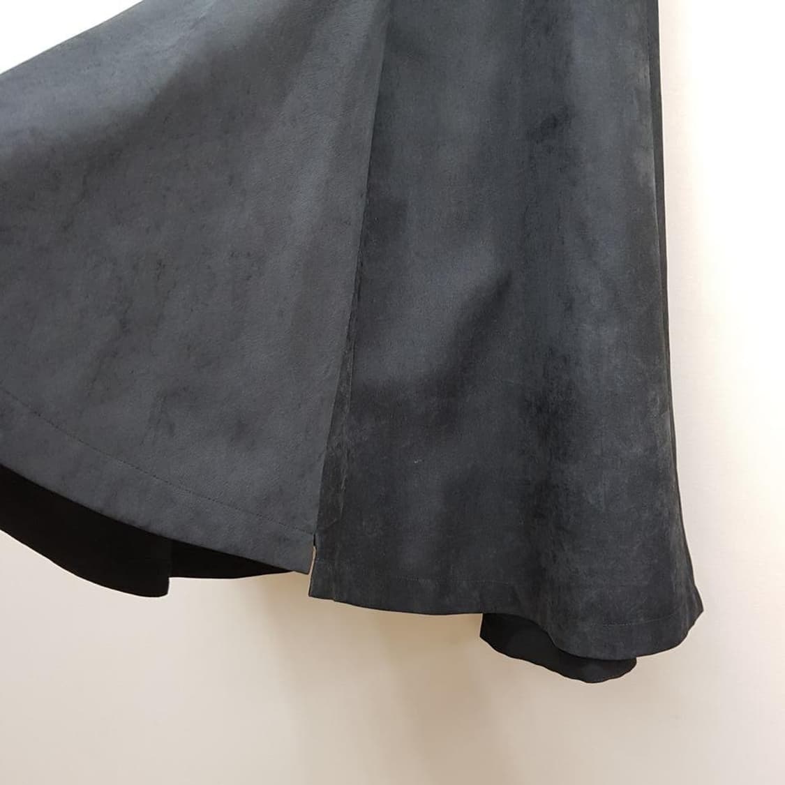 한섬 SJSJ 2023 턱 슬릿 플레어 스커트 64-94사이즈 상품이미지6