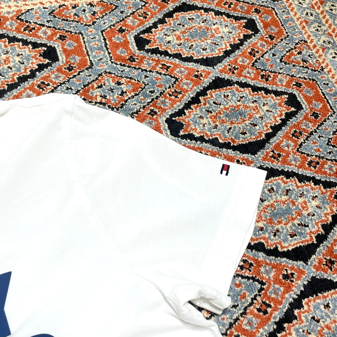 타미힐피거 스펠로고 화이트 반팔티셔츠 남성M 상품이미지5