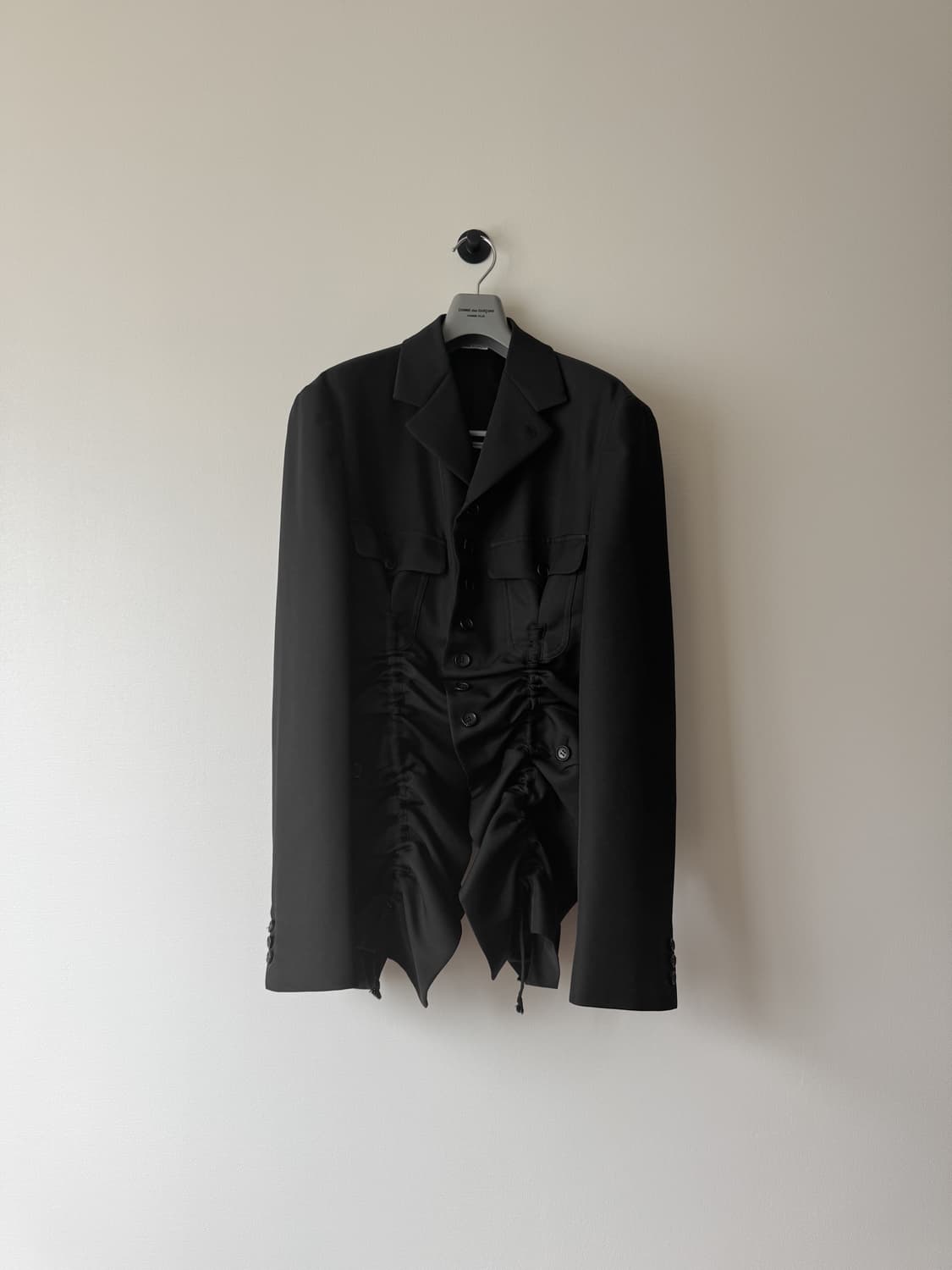 꼼데가르송 옴므 플러스 블랙 러플 디테일 재킷 상품이미지1