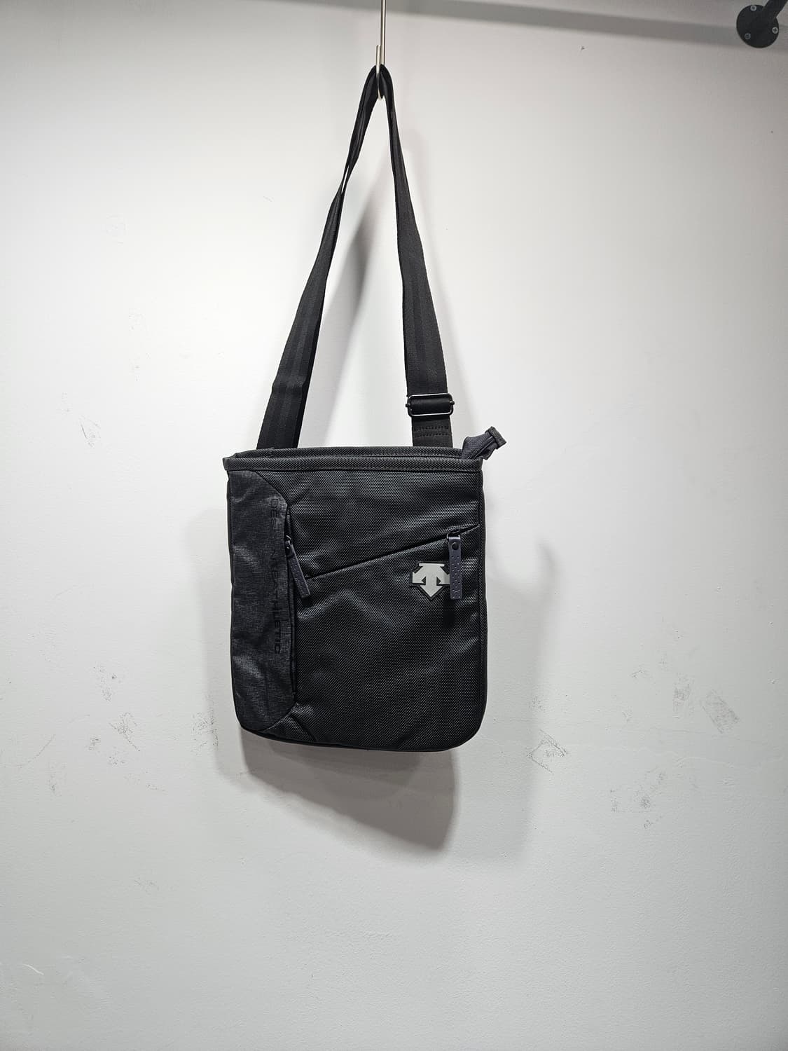 데상트 미니 크로스백  상품이미지2