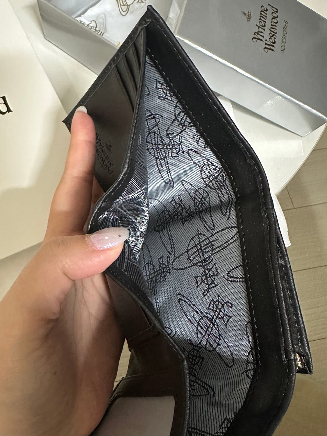 새상품 비비안웨스트우드 아카이브 은장 펀칭 블랙 반지갑 무광 상품이미지3