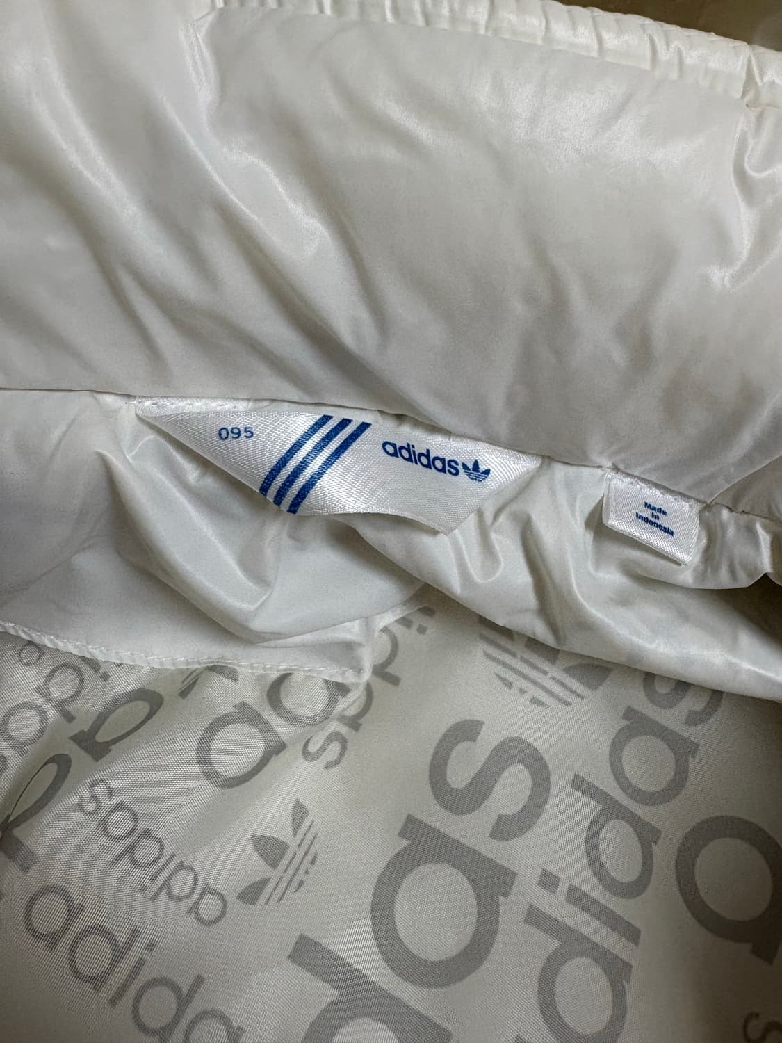 아디다스 퀄팅 경량 후드 패딩 실버로고 상품이미지3