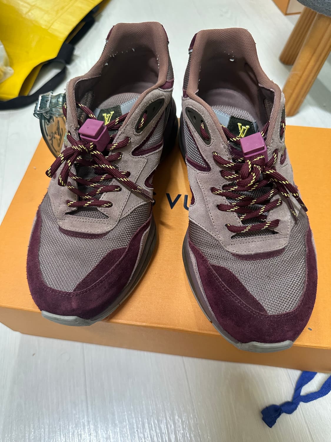 [6] 루이비통 20SS 메인컬렉션 블루 네임택 스니커즈 버건디 상품이미지4