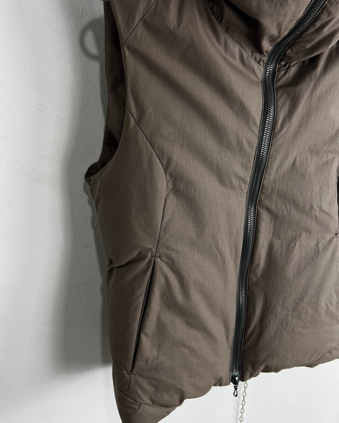 Attachment Typewriter Highneck Down Vest 상품이미지5