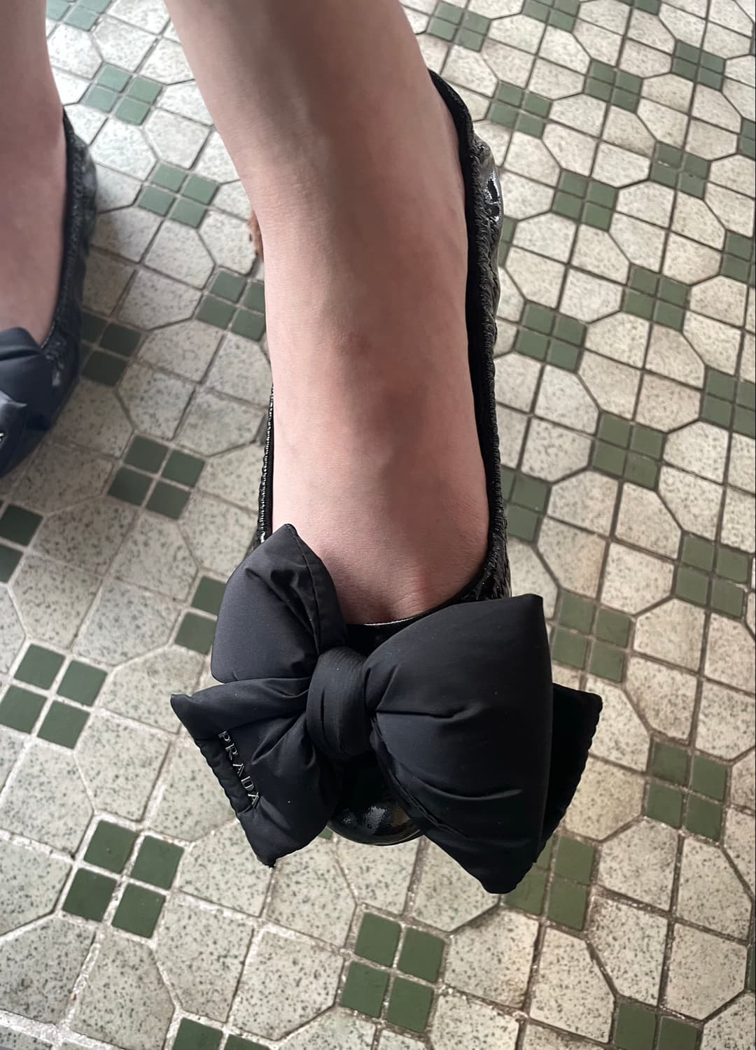 PRADA 프라다 에나멜 포코노 리본 발레리나 플랫 슈즈 상품이미지2