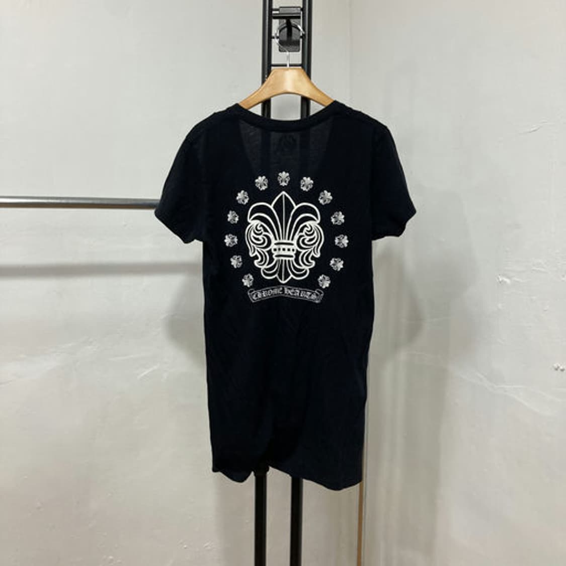 크롬하츠(Chrome Hearts)로고 프린팅 블랙 브이넥 반팔 티셔츠 상품이미지3