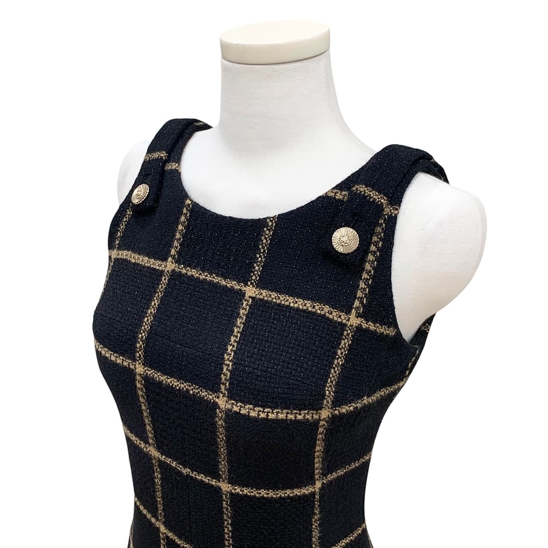 샤넬 CC 골드 버튼 트위드 민소매 미디 원피스 상품이미지3