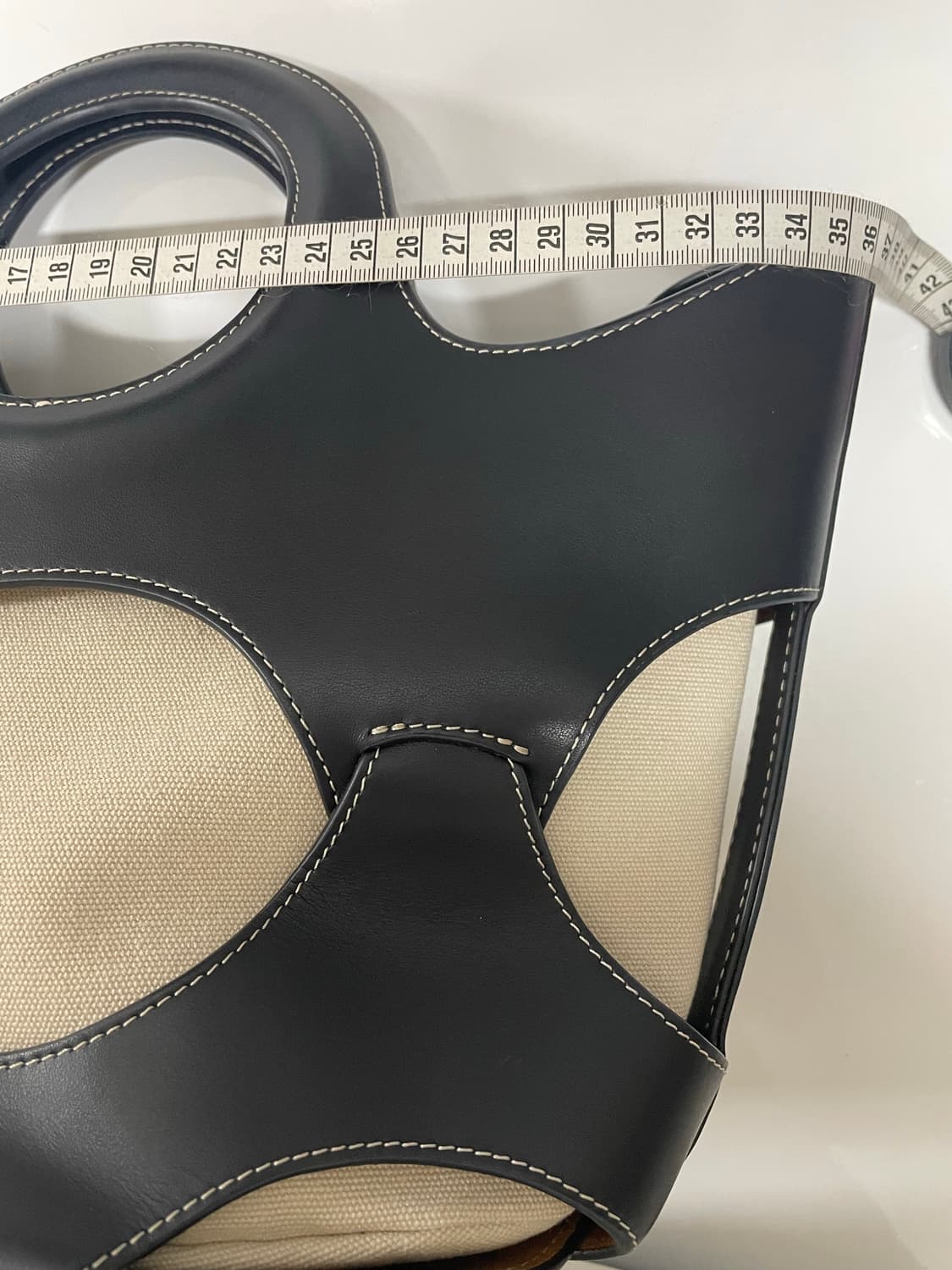 HEREU 헤레우 여성 오나다 컷아웃 레더 토트백 블랙 상품이미지5