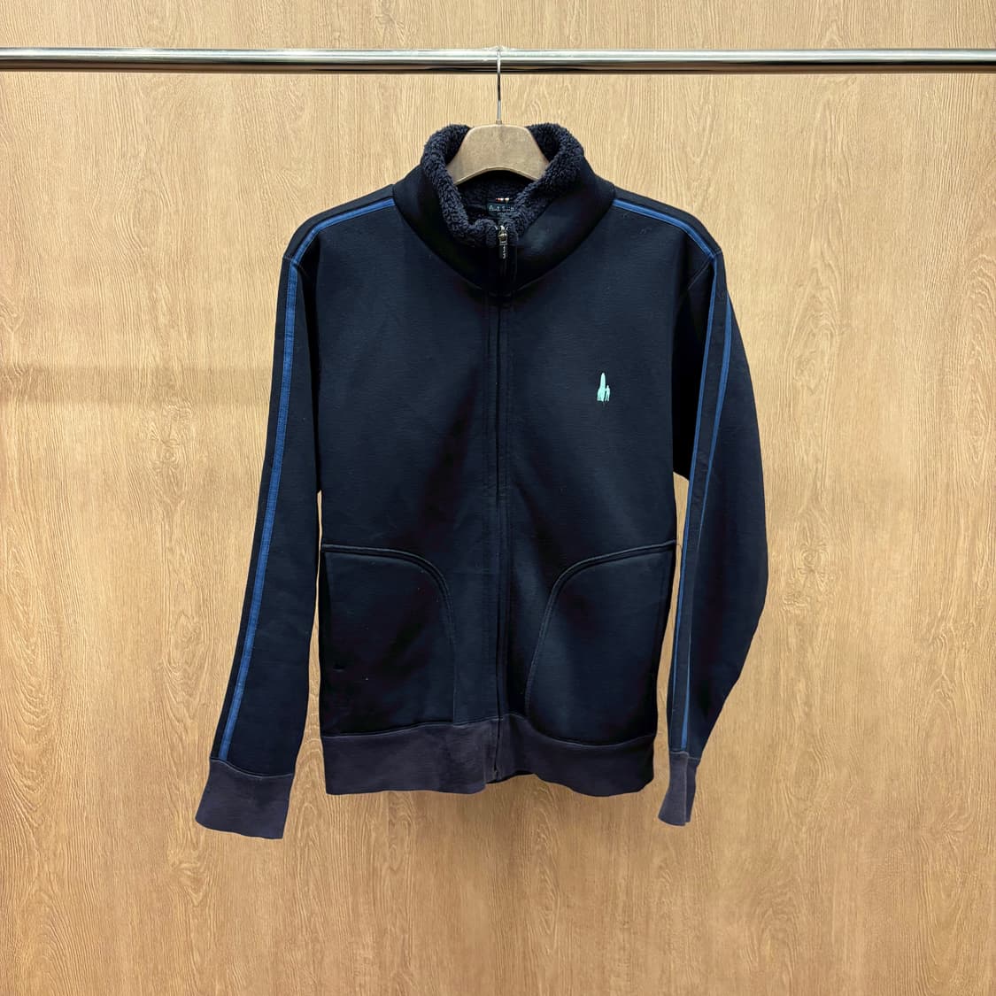 폴스미스 진스 하이넥 플리스 집업 자켓 소매 배색 스트라이프 디테일 블랙 상품이미지2