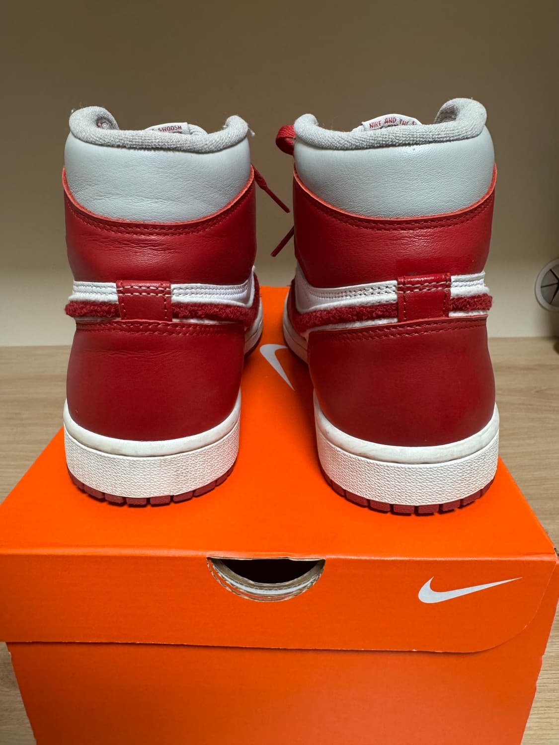 나이키 조던 1 레트로 하이 OG 바시티 레드 245 거의 새재품 상품이미지5