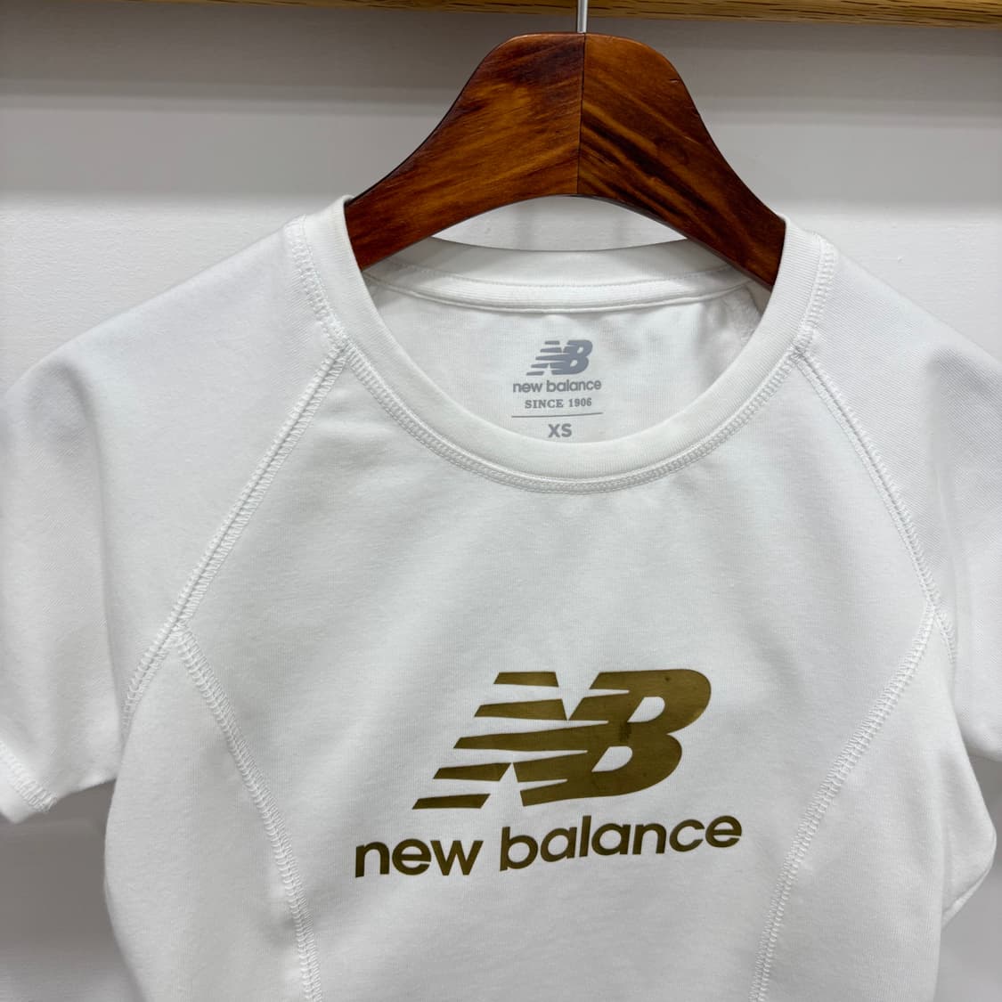 New Balance 크롭 반팔티 상품이미지3
