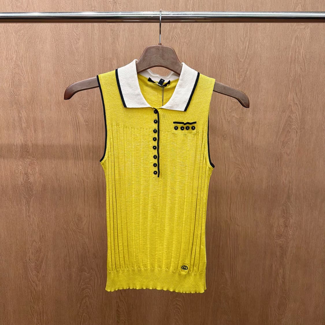 구찌 슬리브리스 골지 니트 카라넥 로고 자수 디테일 슬림핏 옐로우 상품이미지2