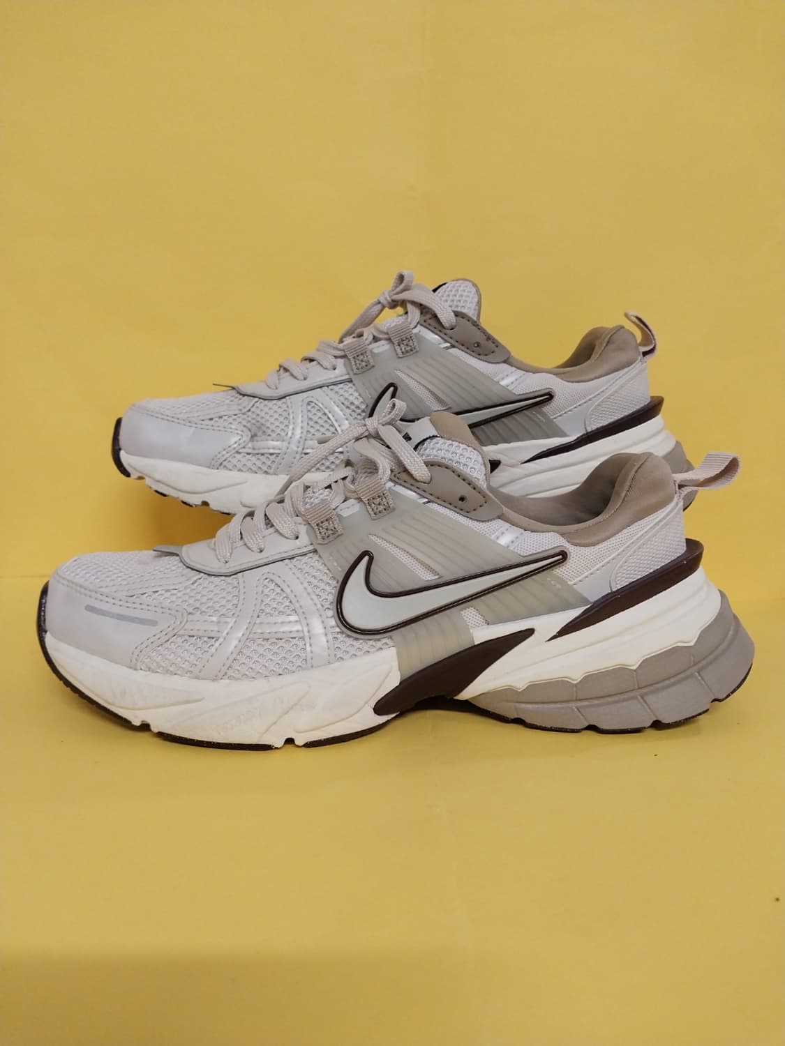 여성 나이키 V2K 런 라이트 오어우드 브라운 카키 운동화 (255) 상품이미지1