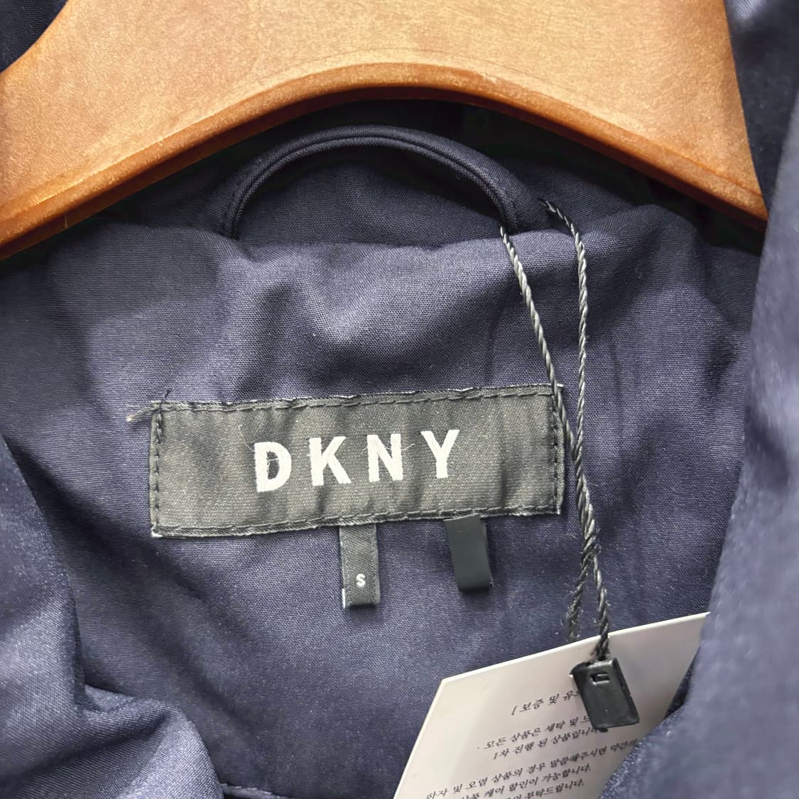 도나카란 뉴욕 롱 패딩 코트 후드 하이넥 밑단 스크링 디테일 다크 네이비 상품이미지7