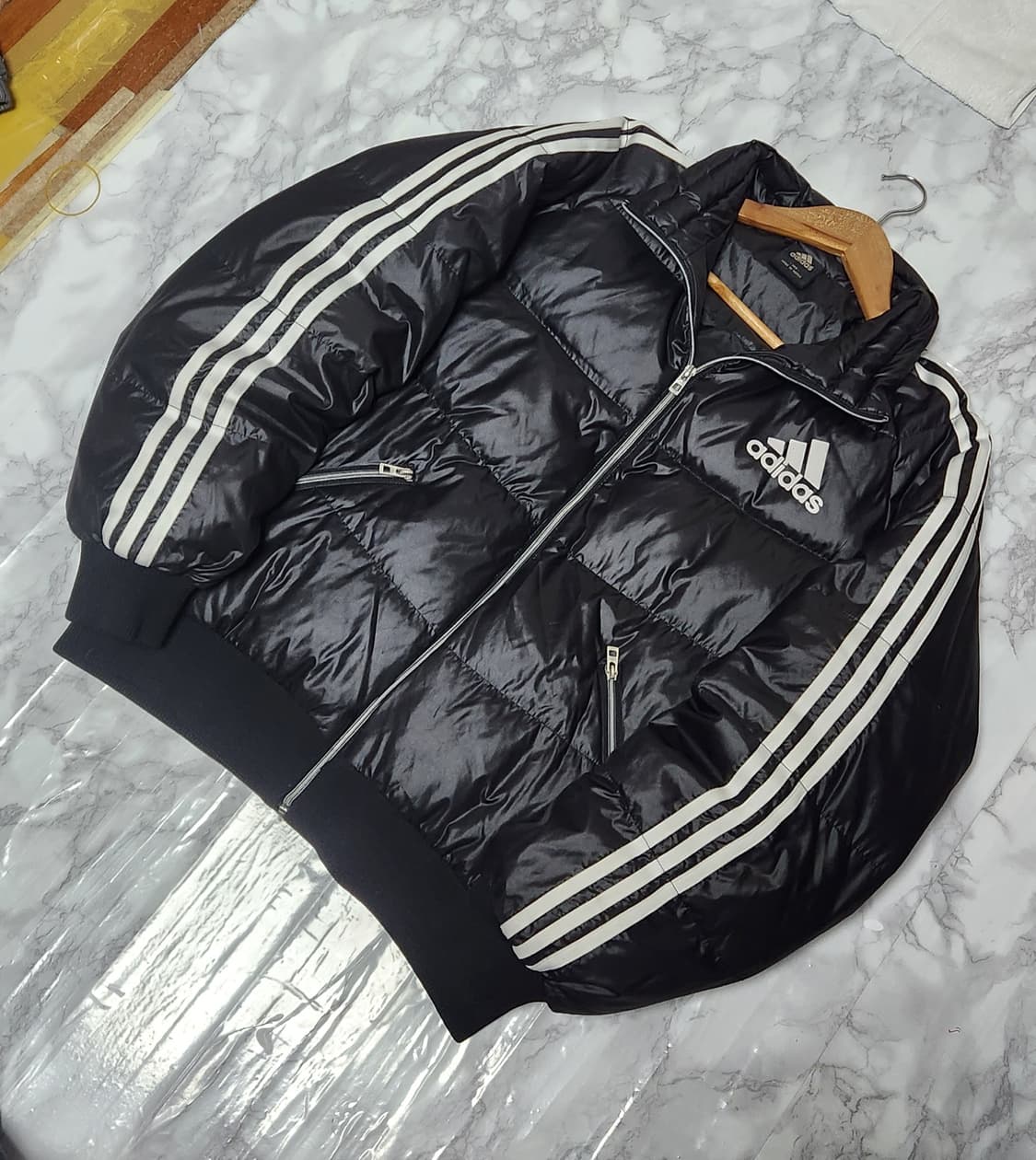 105 아디다스 삼선 블랙 유광 푸퍼 숏 패딩 자켓 상품이미지3