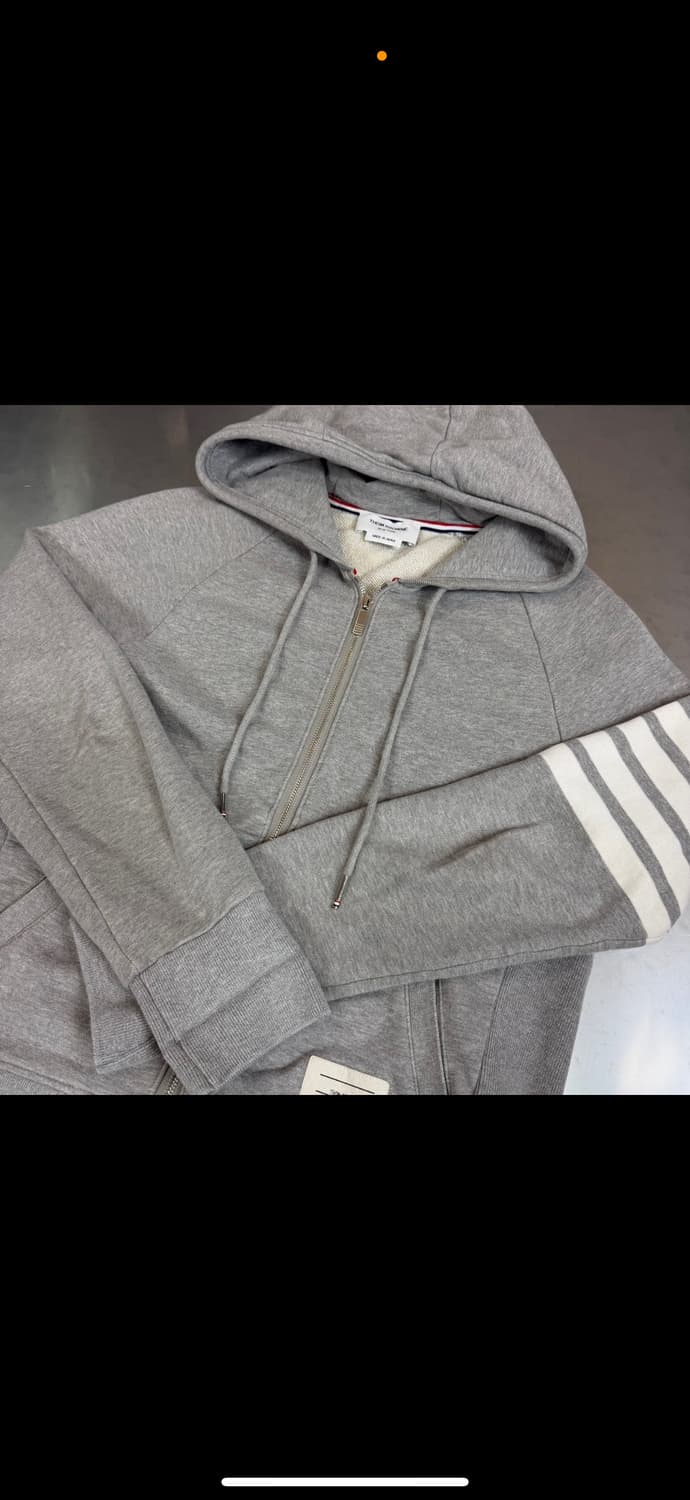 [리오브전포점] 톰브라운 사선 완장 자수 후드집업 상품이미지3