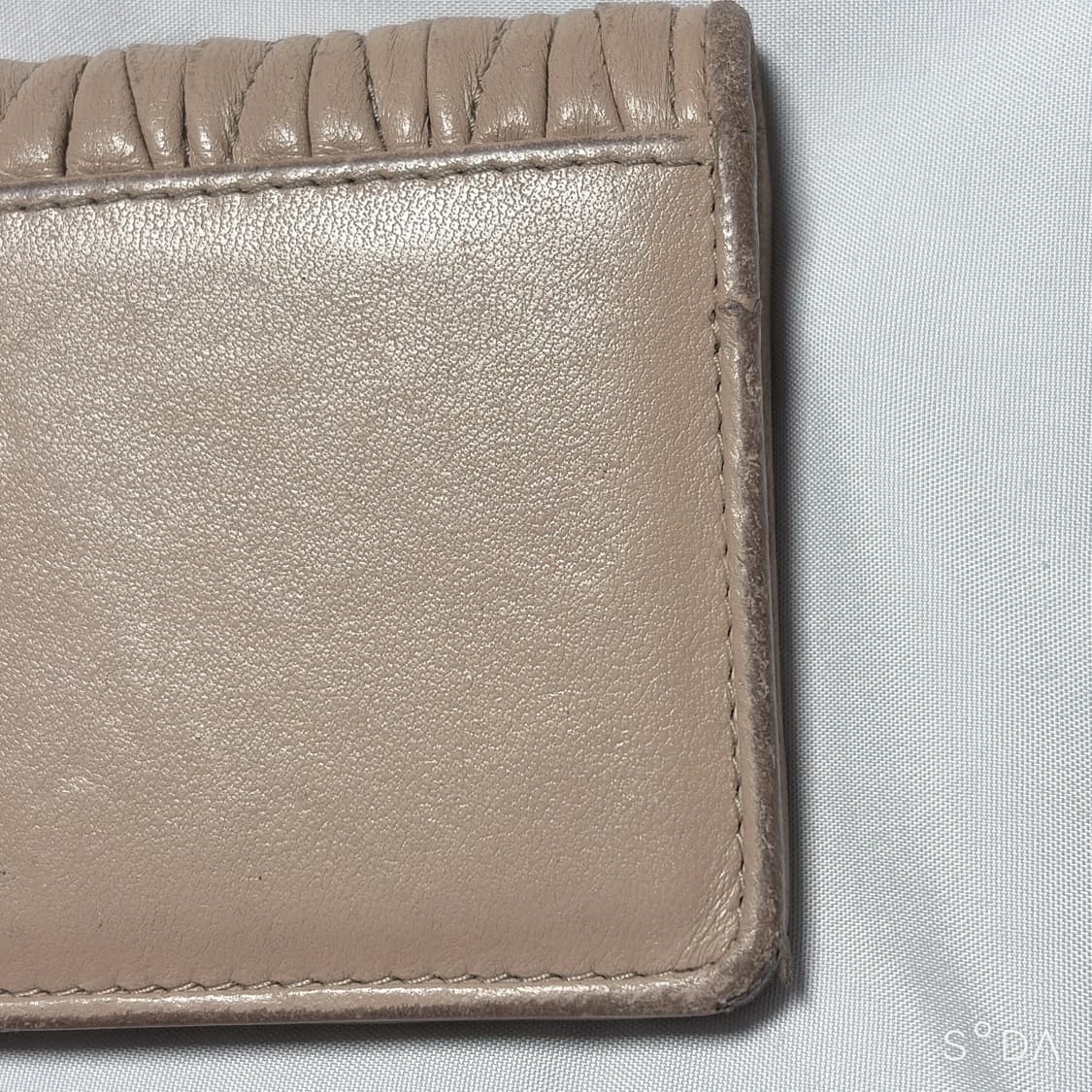 미우미우 마테라쎄 카드지갑 베이지 상품이미지8