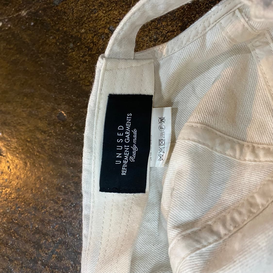 언유즈드 화이트/블랙 배색 볼캡 모자 상품이미지5