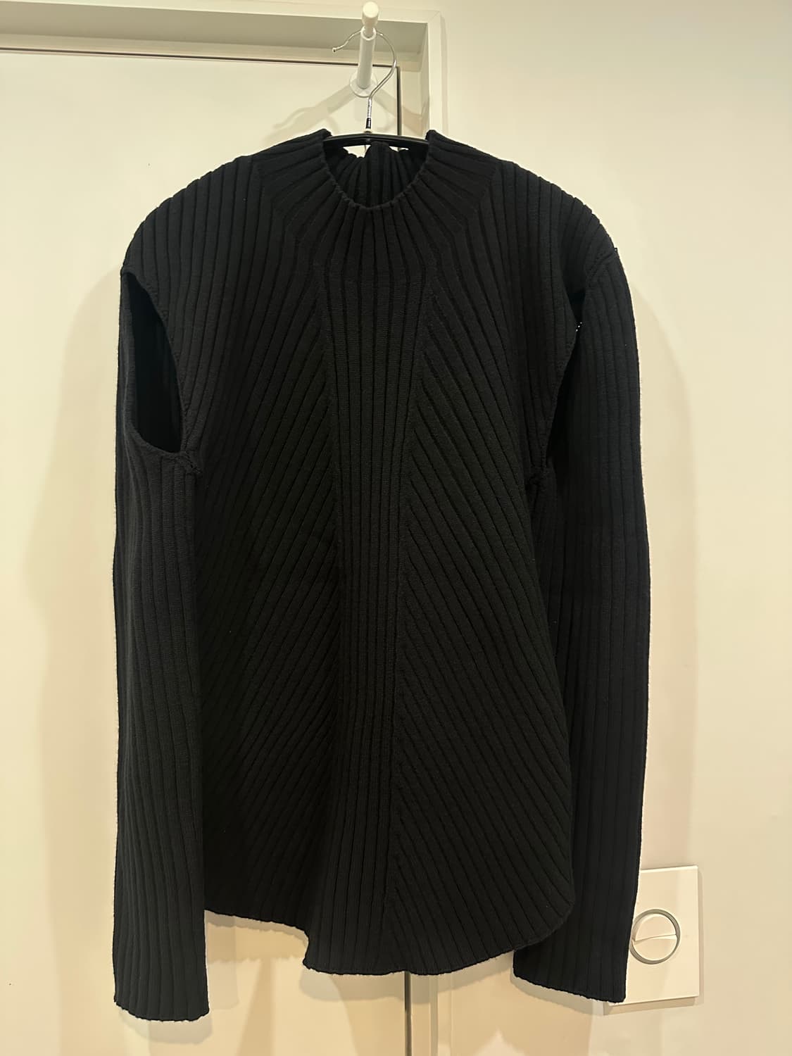 로우클래식 컷아웃 니트 탑 상품이미지3