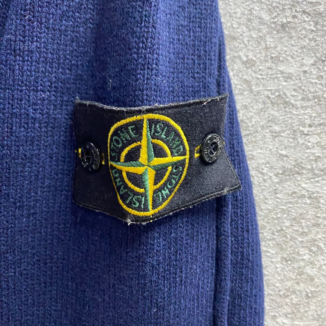 스톤아일랜드 네이비 하프 버튼 반집업 니트 B3900  상품이미지3