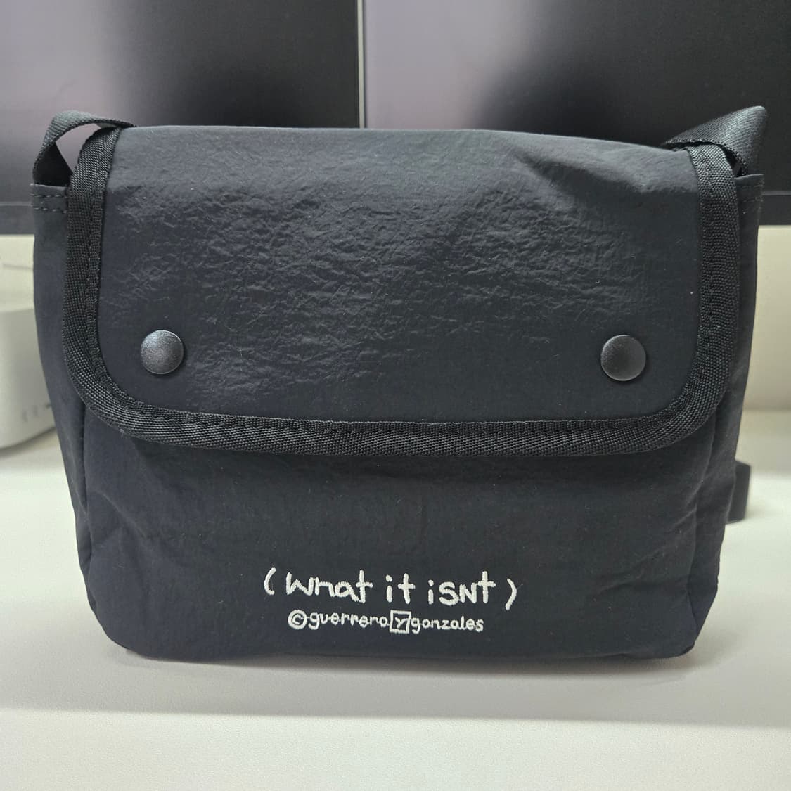 와릿이즌 썬그립 크로스백 블랙 상품이미지1