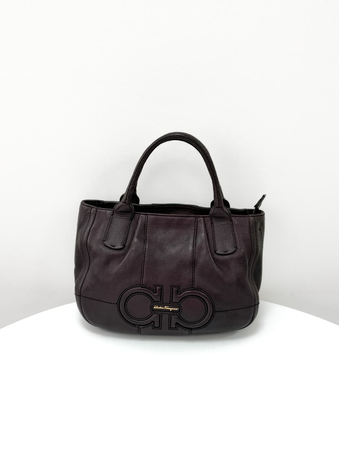 페라가모 간치니 엠보싱 레더 토트백 상품이미지1