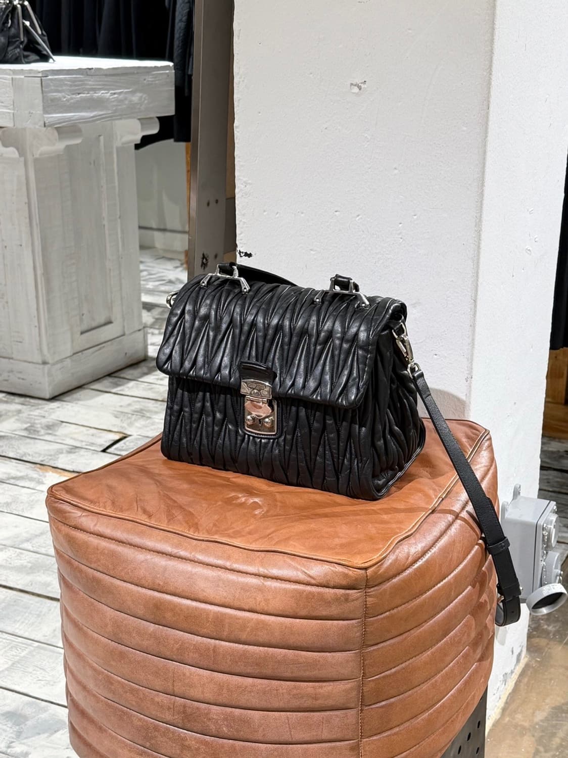 미우미우 블랙 마테라쎄 투웨이 토트 크로스백 상품이미지1