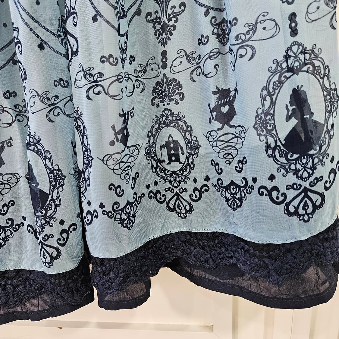 엑시즈팜(Axes Femme) 디즈니 앨리스 콜라보 스커트 상품이미지4